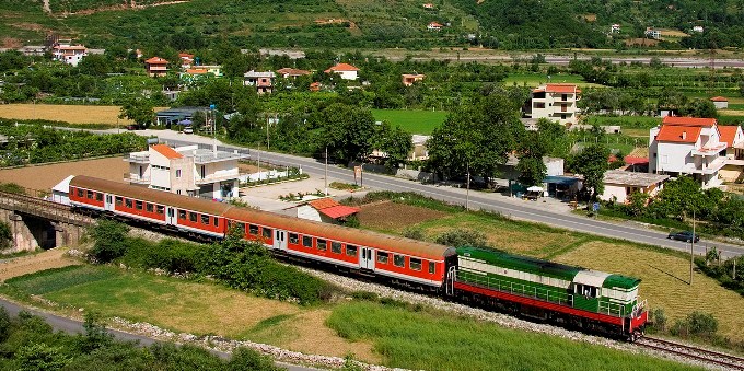 Hekurdhura Tirane-Rinas-Durres me 11 stacione, studim me BERZH per operimin e trenave
